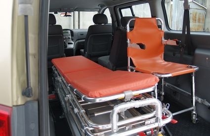 Оборудованный реанимобиль для перевозки больного компанией Спецмедтранс