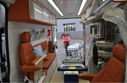 Оборудованный реанимобиль для перевозки больного компанией Спецмедтранс